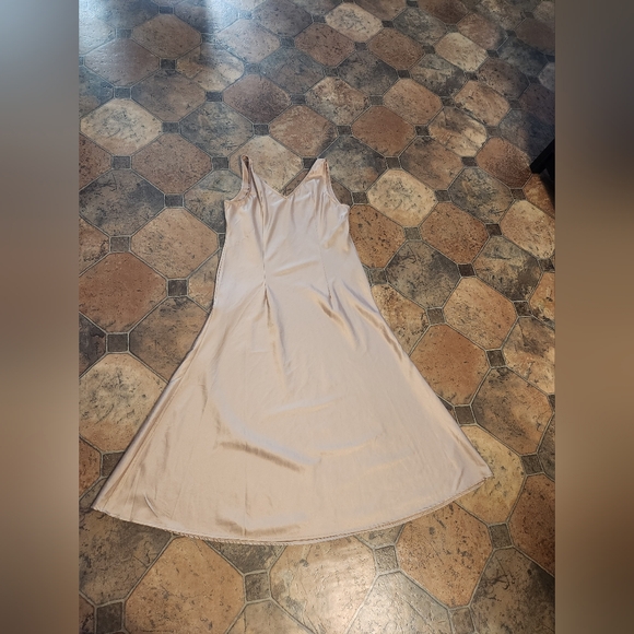 Elegant Satin Evening Dress Size L. Round neck in front and V-neck in back . - Picture 9 of 9